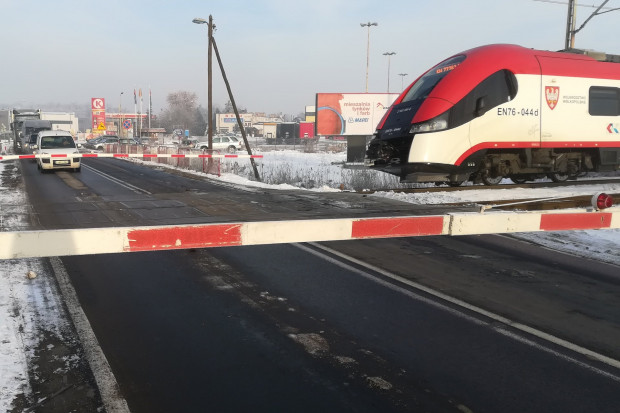 Pociągi pojadą wiaduktami, a dla kierowców powstaną drogi z osobnym pasem ruchu w każdym kierunku (fot. plk-sa.pl)