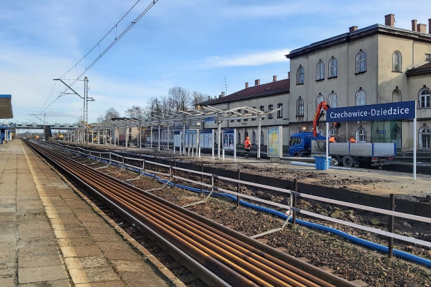Obecnie w Czechowicach-Dziedzicach przebudowywany jest peron (fot. plk-sa.pl)