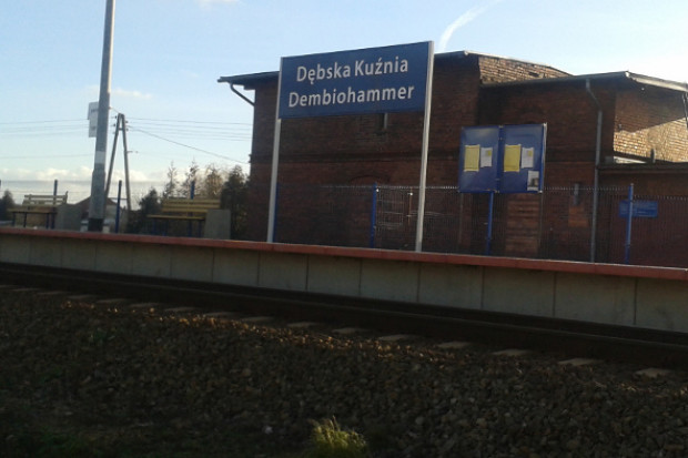 Janusz Kowalski podjął temat tablic dwujęzycznych na stacjach kolejowych w Chrząstowicach i Dębskiej Kuźni (fot. vdg.pl)