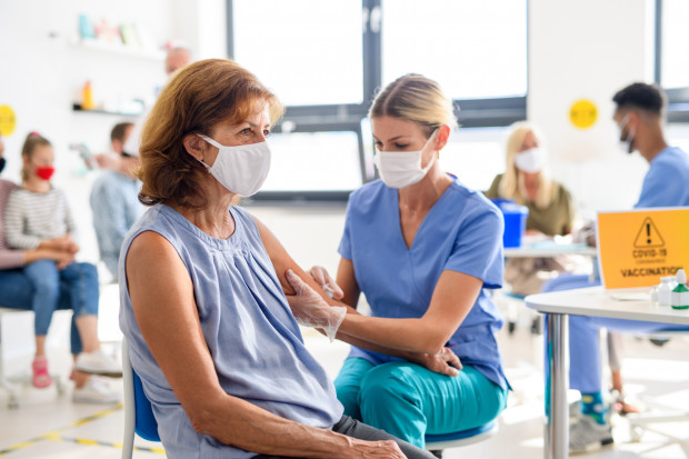 W całym kraju przybywa punktów szczepień powszechnych (fot. Shutterstock)
