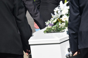 Ministerstwo odpowiedziało, że trwają pracę nad podwyższeniem stawki, która ma uwzględnić koszty pogrzebu (fot. pixabay)