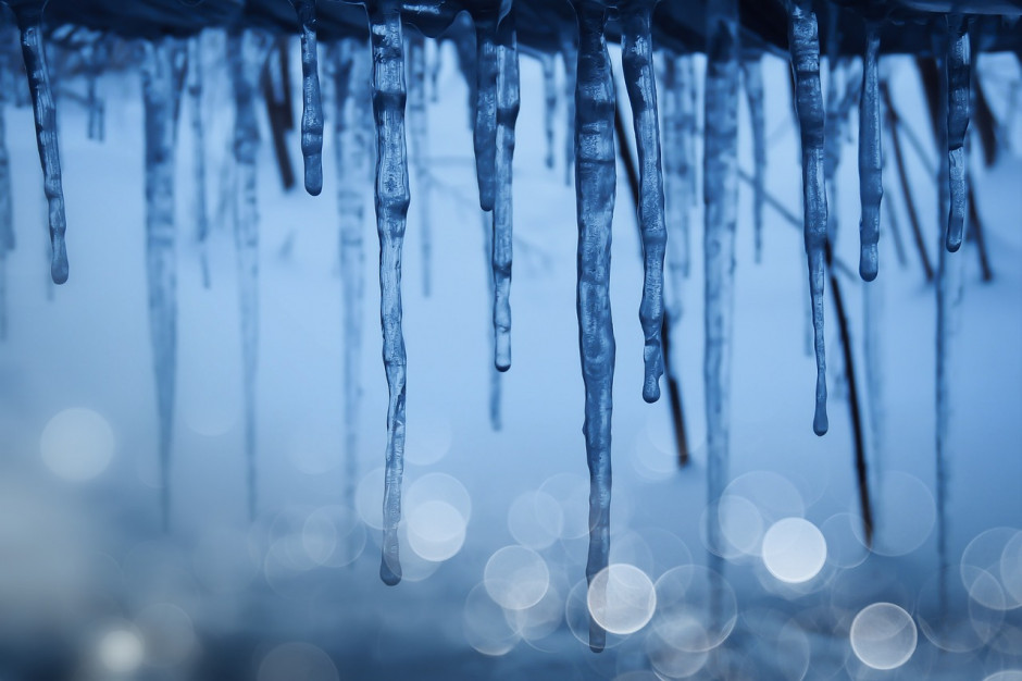 Nawisy lodowe i sople spadając z dachów, gzymsów i parapet mogą być niebezpieczne dla przechodniów (fot. pixabay)