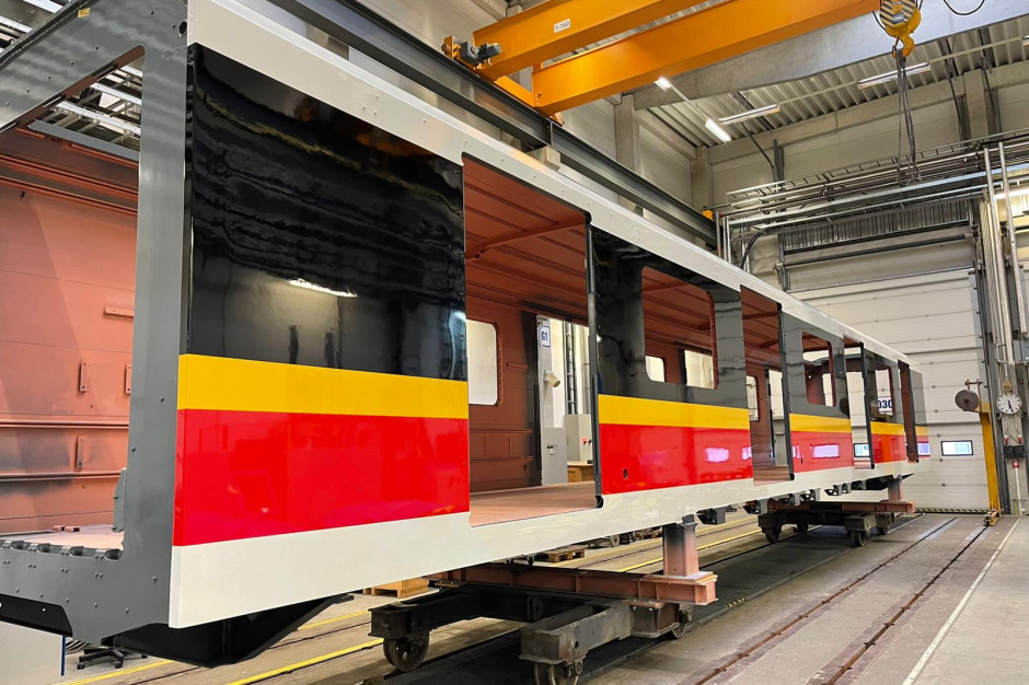 Wagony metra dla Warszawy będą malowane w hali zbudowanej specjalnie do tego celu (fot. UM Warszawa) Wagony metra dla Warszawy będą malowane w hali zbudowanej specjalnie do tego celu (fot. UM Warszawa)