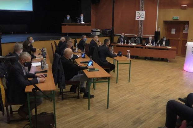 Radni z Międzychodu podjęli uchwałę o referendum na sesji nadzwyczajnej (zrzut ekranu fot. YouTube/Gmina Międzychód)