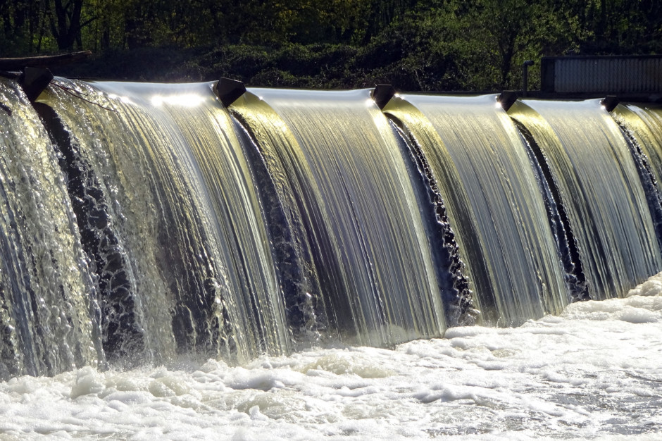 Modernizacja 106-letniej elektrowni wodnej na rzece Słupi ma uchronić obiekt przed wzrostem ryzyka awarii (fot. shutterstock)