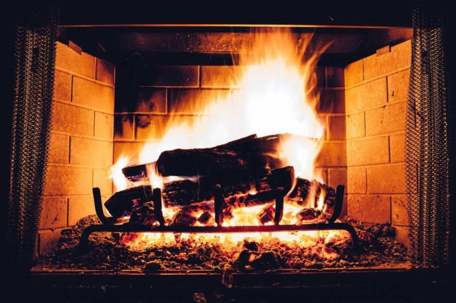 Producentów pieców i kominków przekonują, że spalanie drewna ma znikomy wpływ na poziom emisji (fot. pixabay.com)
