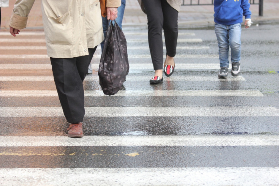 Z ustaleń NIK wynika, że pomimo znacznie mniejszego zagrożenia powodowanego przez pieszych niż przez kierujących, to wciąż ci pierwsi uczestnicy ruchu objęci byli częstszymi działaniami represyjnymi policji (fot. Pixabay.com) Z ustaleń NIK wynika, że pomimo znacznie mniejszego zagrożenia powodowanego przez pieszych niż przez kierujących, to wciąż ci pierwsi uczestnicy ruchu objęci byli częstszymi działaniami represyjnymi policji (fot. Pixabay.com)