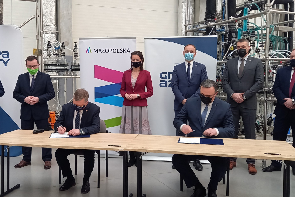 Uroczyste podpisanie porozumienia odbyło się w Centrum Badawczo Rozwojowym Grupy Azoty w Tarnowie (fot. mat. pras. Grupy Azoty) Uroczyste podpisanie porozumienia odbyło się w Centrum Badawczo Rozwojowym Grupy Azoty w Tarnowie (fot. mat. pras. Grupy Azoty)