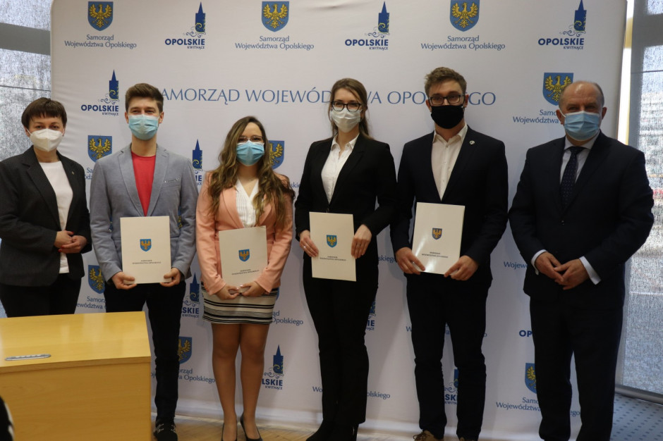 Przyszli lekarze otrzymali stypendia (fot. opolskie.pl) Przyszli lekarze otrzymali stypendia (fot. opolskie.pl)