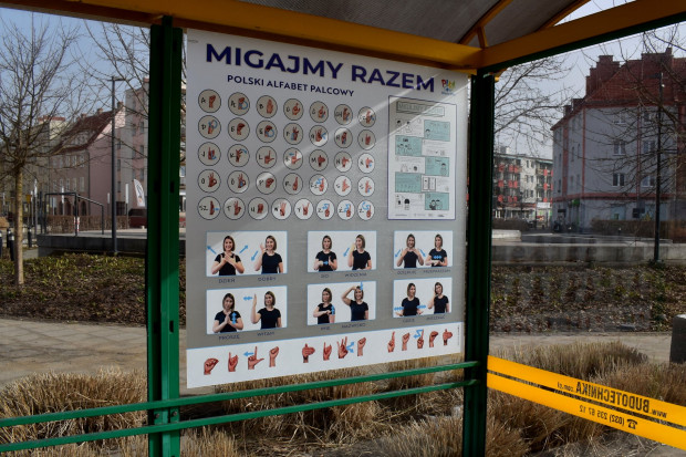 Tablice z podstawami języka migowego są na 15 pilskich przystankach (fot. UM Piła)