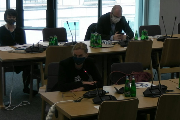 Poseł Barbara Nowacka dopytywała, czy do pisania podręczników zostaną dopuszczone organizacje pozarządowe (fot. Sejm)