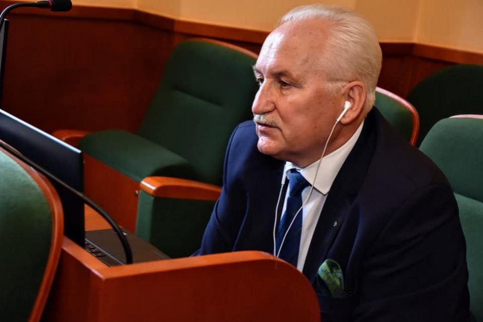 Radni woj. warmińsko-mazurskiego zdecydowali, że marszałek regionu będzie zarabiał nieco ponad 20 tys. zł (Fot. Facebook) Radni woj. warmińsko-mazurskiego zdecydowali, że marszałek regionu będzie zarabiał nieco ponad 20 tys. zł (Fot. Facebook)