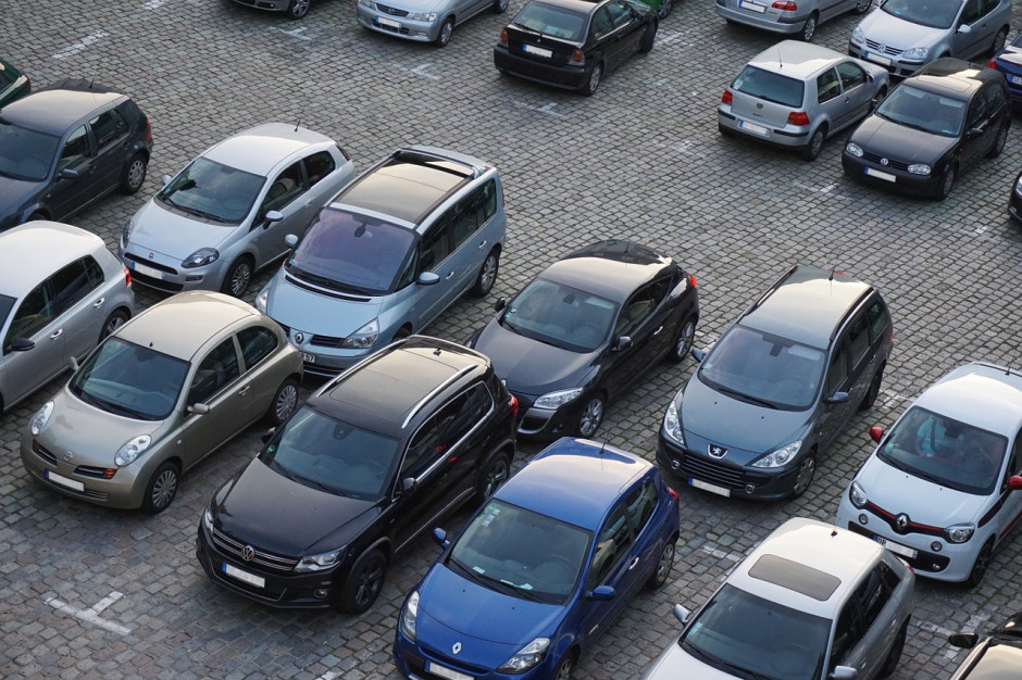 Radni nie mogą - poprzez uchwałę - nakazać właścicielom pojazdów wyłączanie silnika podczas postoju na parkingu. Te kwestie są już uregulowane w ustawie (fot. Pixabay)