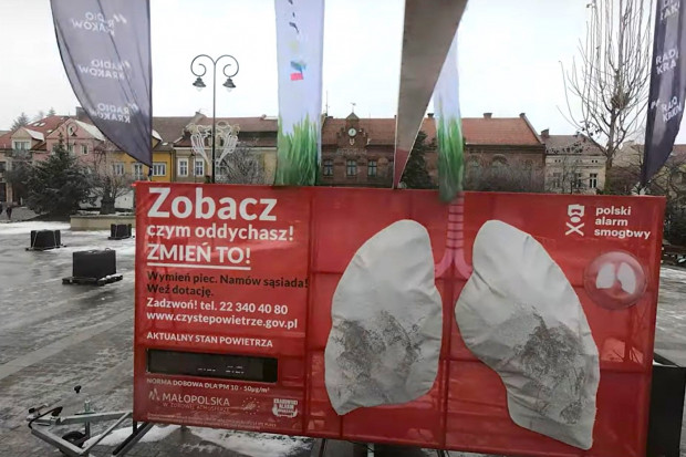 Takie instalacje pojawiły się w 23 polskich miastach (fot. Youtube/Polski Alarm Smogowy - zrzut ekranu)