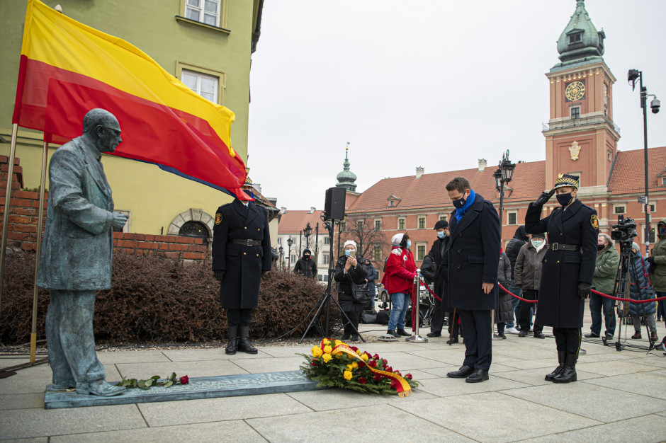 Pomnik został odsłonięty na Międzymurzu Piotra Biegańskiego na warszawskim Starym Mieście w 121. rocznicę urodzin Jana Zachwatowicza. (fot. mat. prasowe) Pomnik został odsłonięty na Międzymurzu Piotra Biegańskiego na warszawskim Starym Mieście w 121. rocznicę urodzin Jana Zachwatowicza. (fot. mat. prasowe)