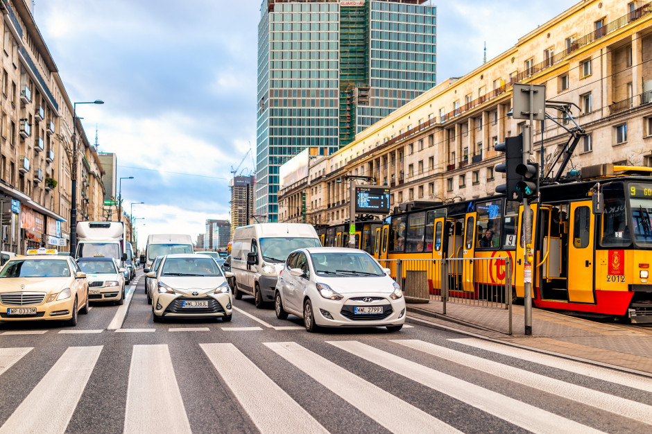 Samorządowcom nie podoba się to, że mandaty są coraz wyższe, a opłaty za kursy reedukacyjne i opłaty rejestracyjne pojazdów stoją w miejscu (fot. Shutterstock). Samorządowcom nie podoba się to, że mandaty są coraz wyższe, a opłaty za kursy reedukacyjne i opłaty rejestracyjne pojazdów stoją w miejscu (fot. Shutterstock).