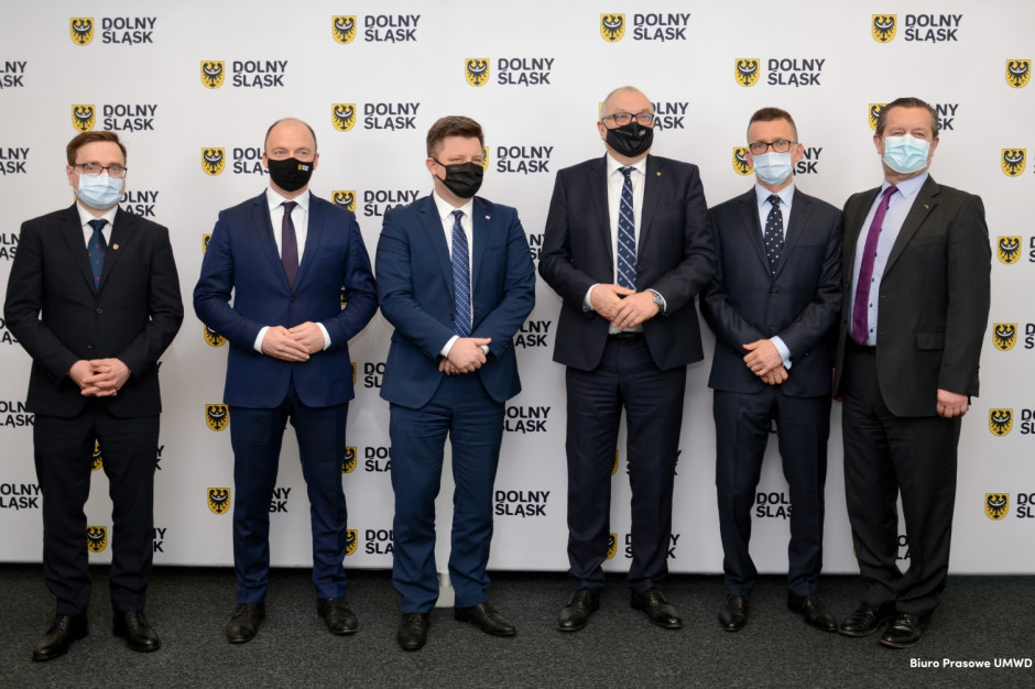 W podpisaniu umowy między PKO BP a Kolejami Dolnośląskimi udział wzięli przedstawiciele rządu i samorządu (fot. UMWDŚL) W podpisaniu umowy między PKO BP a Kolejami Dolnośląskimi udział wzięli przedstawiciele rządu i samorządu (fot. UMWDŚL)