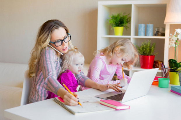 Wkrótce nauczycielka będzie mogła poprosić o zmniejszenie wymiaru czasu pracy ze względu na dzieci (fot. pixabay).
