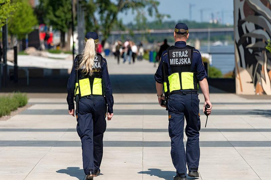 Strażnicy miejscy i policjanci wrócili na bulwary i Poniatówkę (fot. strazmiejska.waw.pl) Strażnicy miejscy i policjanci wrócili na bulwary i Poniatówkę (fot. strazmiejska.waw.pl)