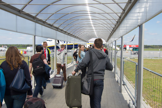 Od stycznia do końca listopada tego roku lotnisko w Modlinie obsłużyło 2 mln 906 tys. 138 pasażerów i 21 tys. 37 startów i lądowań. (Fot. Shutterstock)