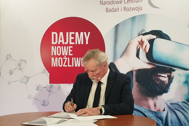 Ze strony NCBR umowę podpisał jego dyrektor Wojciech Kamieniecki (fot. NFOSiGW/tt)