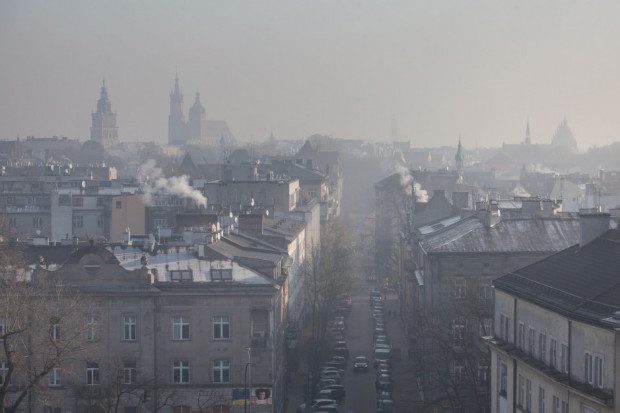 Liczba dni z przekroczoną normą zanieczyszczenia powietrza spadła w Krakowie od 2016 do 2020 roku ze 146 do 90 (fot. Shutterstock)