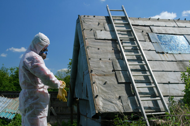 Poziom zanieczyszczenia azbestem w budynkach publicznych i prywatnych często jest nieznany (fot. shutterstock)