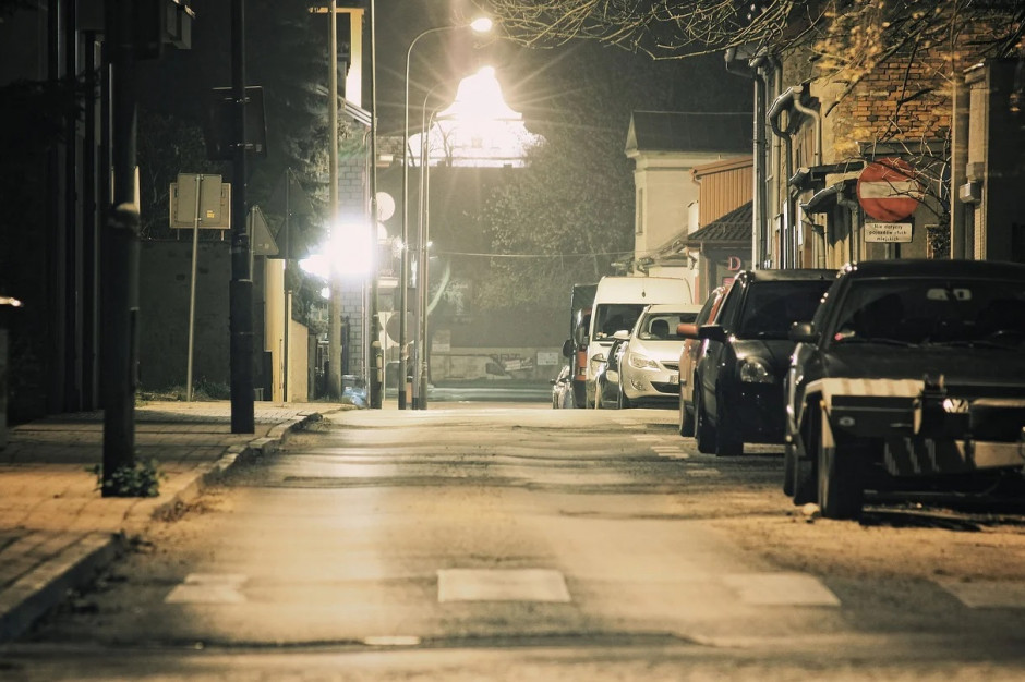 Tylko 20 proc. lamp ulicznych na polskich drogach to technologia LED (fot. Pixabay)