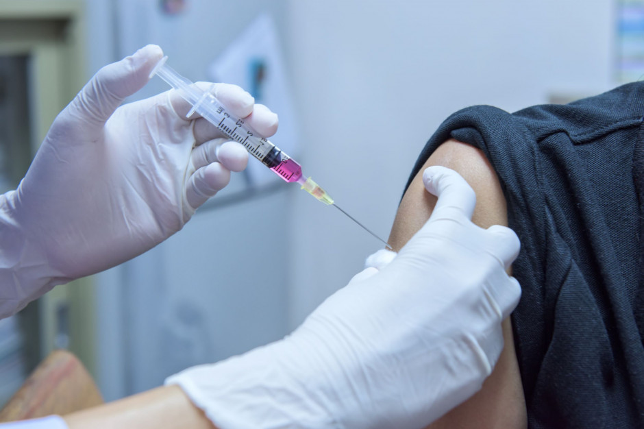 Osoby w wieku 46 i 47 lat mogą rejestrować się na szczepienie