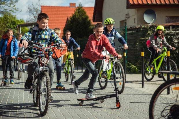 Dzieci do lat 10 mogą poruszać się jednośladem tylko pod opieką dorosłych. (Fot. rowerowymaj/FB)