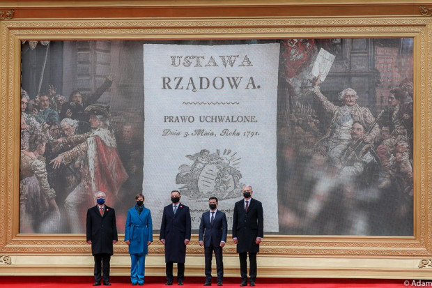 Liderzy Polski, Litwy, Łotwy, Estonii i Ukrainy w czasie szczytu 5 prezydentów w Warszawie, 3 maja 2021 r. (Fot. https://twitter.com/PremierRP)