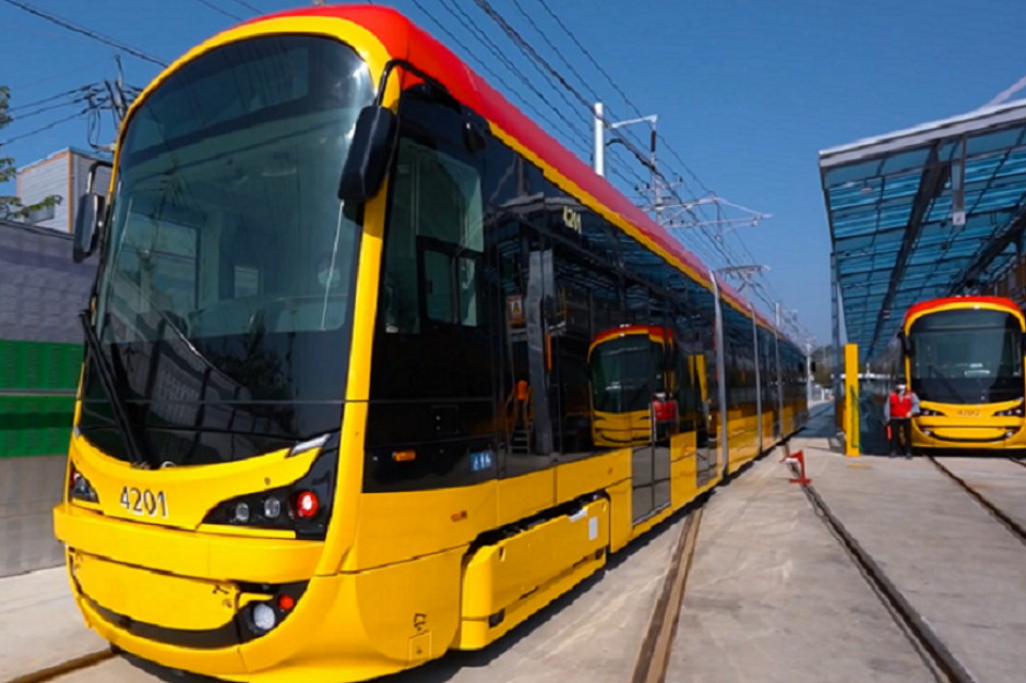 Nowe tramwaje już w drodze do Warszawy. Są „szyte na miarę”