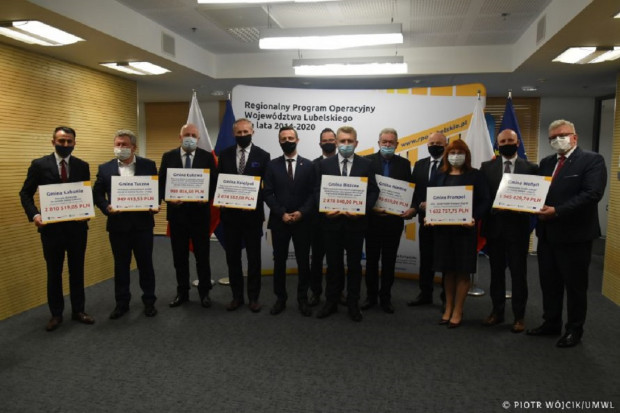 Marszałkowie i ósemka beneficjentów, którzy 6 maja otrzymali umowy (Fot. lubelskie.pl/Piotr Wójcik)