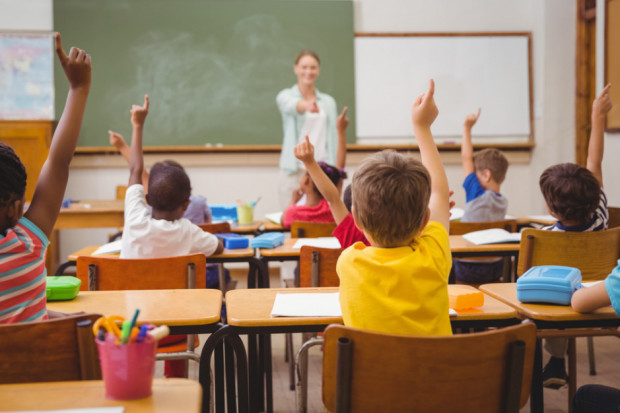 Zmiany w oświacie pogorszą sytuację szkół publicznych, w których już teraz coraz trudniej o dobrą kadrę (fot. Shutterstock)
