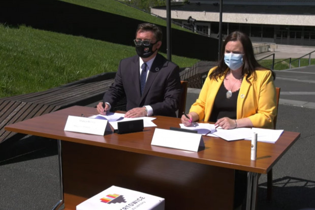 Podczas briefingu na dachu MCK, prezydent Marcin Krupa i wiceminister Małgorzata Jarosińska-Jedynak podpisali porozumienie w sprawie organizacji Światowego Forum Miejskiego. (fot. prc./Youtube Katowic)