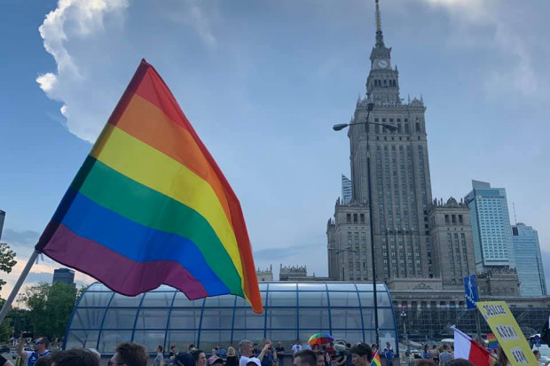 Komisja Europejska zaczyna podejmować zdecydowane kroki w sprawie tzw. uchwał anty-LGBT, przyjętych przez polskie samorządy. Fot. mat. pras.