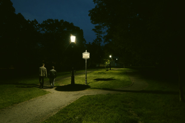 Oświetlenie jest sterowane przy pomocy czujników reagujących na obecność przechodniów (fot. media.tauron.pl)
