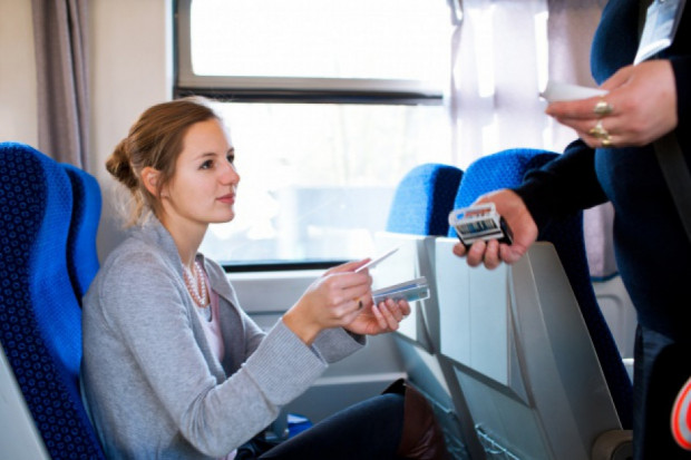 Papierowe bilety wciąż są dostępne, ale coraz więcej Polaków korzysta z zakupów przez internet (fot. Shutterstock)