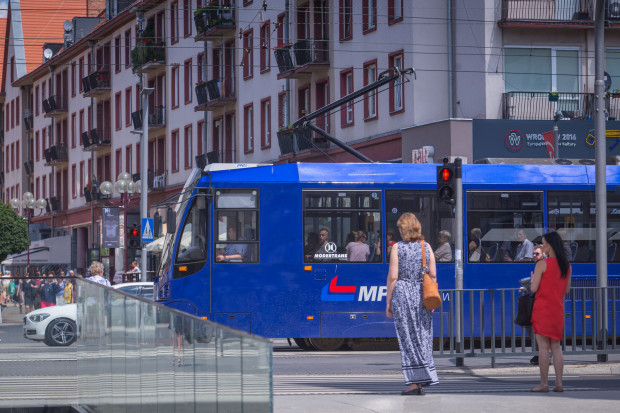Znowelizowane przepisy ruchu drogowego nie dają pieszym pierwszeństwa przed tramwajem. (fot. MPK Wrocław)