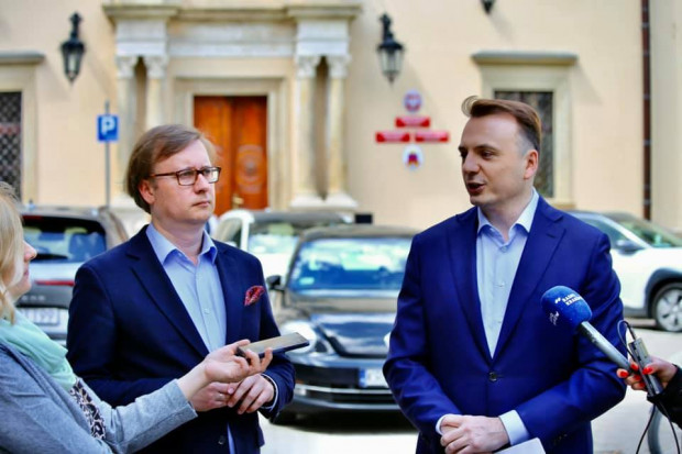 Radny Łukasz Gibała (z prawej) jest jednym z inicjatorów referendum ws. igrzysk w Krakowie (fot. facebook.com/Łukasz Gibała)