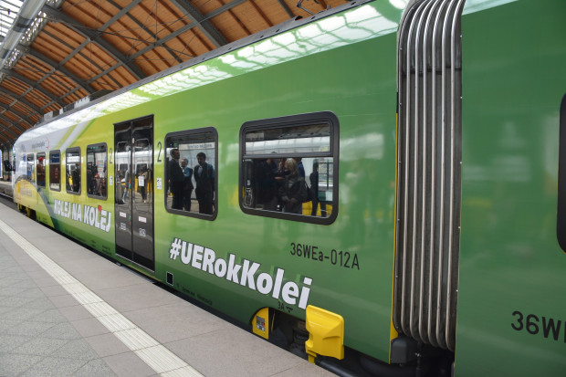 Specjalnie oklejony zielony pociąg to trójczłonowy Impuls (fot. mat. pras.)