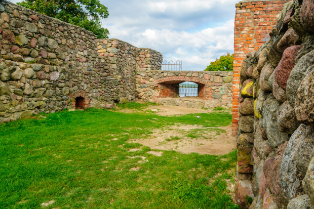 Odrestaurowane ruiny zamku krzyżackiego w Szczytnie mogą oglądać od soboty turyści przyjeżdżający na Mazury (Fot. Shutterstock.com)