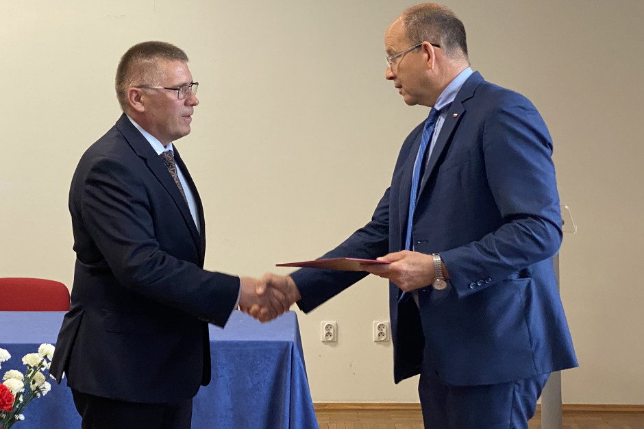 Wojewoda mazowiecki Konstanty Radziwiłł wręcza Grzegorzowi Szykulskiemu nominację na funkcję p.o. burmistrza Drobina (Fot. MUW) Wojewoda mazowiecki Konstanty Radziwiłł wręcza Grzegorzowi Szykulskiemu nominację na funkcję p.o. burmistrza Drobina (Fot. MUW)
