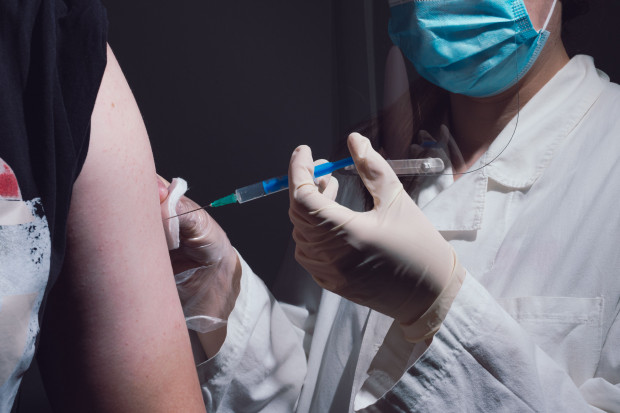 Czwarta dawka szczepionki przeciw COVID-19 będzie dostępna dla szerszej populacji z początkiem września - zapowiedział Adam Niedzielski (Fot. Shutterstock.com)