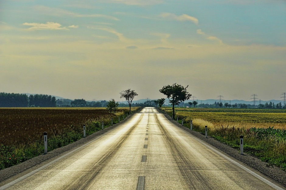 Samorządy z regionu otrzymały kolejny ponad 1 mld zł na drogi gminne i powiatowe (fot. pixabay)
