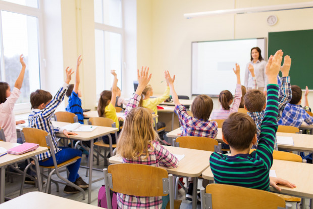 Marzeniem dyrektorów szkół jest, żeby w 2022 r. dzieci mogły uczyć się stacjonarnie (fot. Shutterstock).