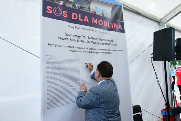 Podczas spotkania mieszkańcy, przedsiębiorcy oraz samorządowcy podpisali petycję w obronie lotniska w Modlinie (fot. https://twitter.com/StruzikAdam)