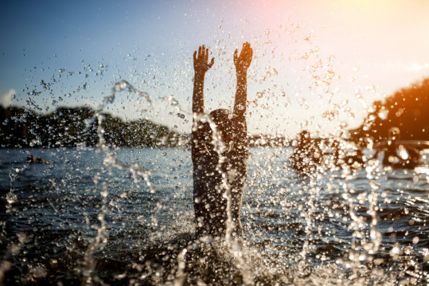 Można znów korzystać z kąpielisk i wodnego placu zabaw nad jeziorem Ukiel (Fot. Shutterstock.com)
