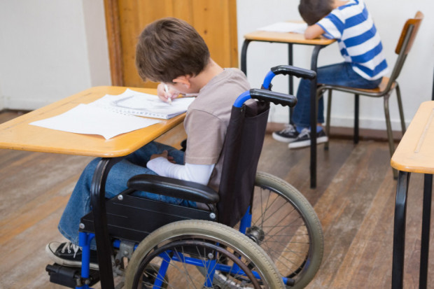 Zdaniem dyrektorów szkoły ogólnodostępne nie są gotowane na przejęcie edukacji dzieci i młodzieży z niepełnosprawnościami. (fot. Shutterstock)