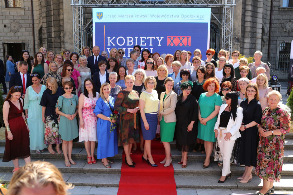 Prawie 60 kobiet otrzymało akty powołania na ambasadorki (fot. opolskie.pl)